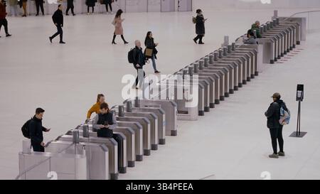 NEW YORK, USA - 14. FEBRUAR 2025 - Pendler passieren Drehkreuze an einem Bahnhof in Manhattan, New York Stockfoto