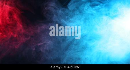 Schöner Rauch in Neonlichtern auf dunklem Hintergrund Stockfoto