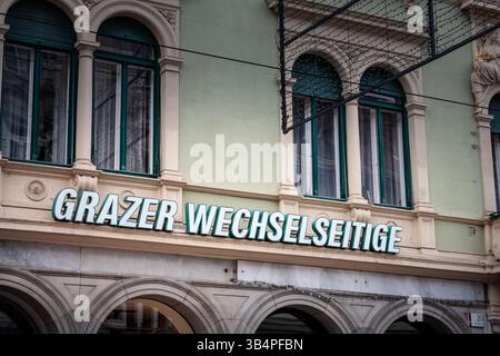 GRAZ, ÖSTERREICH - 17. DEZEMBER 2024: Grazer wechselseitiges Schild (GRAWE) auf ihrem Büro in Graz. GRAWE oder Grazer Wechselseitige ist eine der größten A Stockfoto