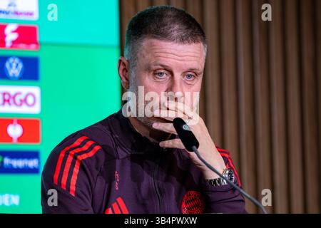 Köln, Nordrhein-Westfalen, Deutschland. April 2025 30. Der FC Bayern München-Cheftrainer ALEXANDER STRAUS hält sich bei der Pressekonferenz am 30. April 2025 im RheinEnergieStadion in Köln die Hand auf die Lippen. (Kreditbild: © Kai Dambach/ZUMA Press Wire) NUR REDAKTIONELLE VERWENDUNG! Nicht für kommerzielle ZWECKE! Stockfoto