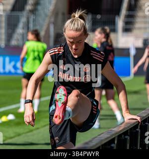 Köln, Nordrhein-Westfalen, Deutschland. April 2025 30. Der FC Bayern München Stürmer Lea SCHULLER (11, Front) wärmt sich am Tag vor dem Finale des DFB-Pokals der Frauen im RheinEnergieStadion in Köln am 30. April 2025 auf. (Kreditbild: © Kai Dambach/ZUMA Press Wire) NUR REDAKTIONELLE VERWENDUNG! Nicht für kommerzielle ZWECKE! Stockfoto