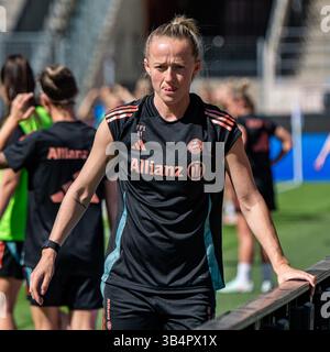 Köln, Nordrhein-Westfalen, Deutschland. April 2025 30. Der FC Bayern München Stürmer Lea SCHULLER (11, Front) wärmt sich am Tag vor dem Finale des DFB-Pokals der Frauen im RheinEnergieStadion in Köln am 30. April 2025 auf. (Kreditbild: © Kai Dambach/ZUMA Press Wire) NUR REDAKTIONELLE VERWENDUNG! Nicht für kommerzielle ZWECKE! Stockfoto