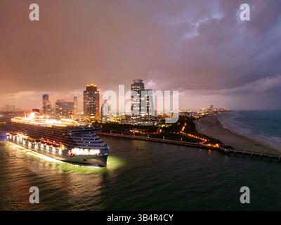 Miami Skyline mit Meerblick. Sonnenuntergang über den Stränden von Südflorida. Drohnenblick auf die Stadtlandschaft. Beleuchtete Skyline von Miami bei Nacht. Panoramaabend von Stockfoto