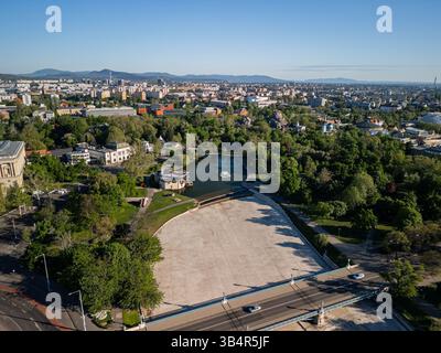 Angewinkelte Drohne Foto von Városligeti-tó mit Zielinski-Brücke und Budapester Zoo Stockfoto
