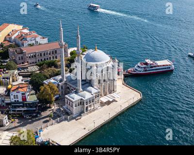 Drohnenfoto der Ortaköy Moschee oder Büyük Mecidiye Camii in Beşiktaş, Istanbul, Türkei an einem sonnigen Tag auf der Seite des Bosporus Stockfoto