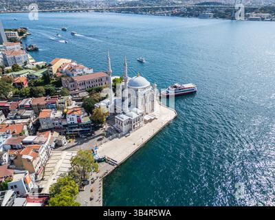Drohnenfoto der Ortaköy Moschee oder Büyük Mecidiye Camii in Beşiktaş, Istanbul, Türkei an einem sonnigen Tag auf der Seite des Bosporus Stockfoto