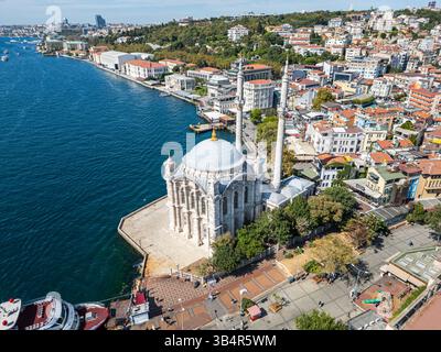 Drohnenfoto der Ortaköy Moschee oder Büyük Mecidiye Camii in Beşiktaş, Istanbul, Türkei an einem sonnigen Tag auf der Seite des Bosporus Stockfoto