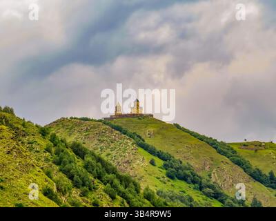 (Gergeti Dreifaltigkeitskirche Tsminda Sameba), Kirche der Heiligen Dreifaltigkeit in der Nähe des Dorfes Gergeti in Georgien, unter dem Berg Kazbegi Stockfoto