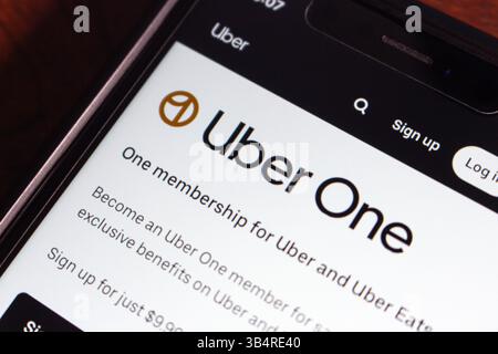 Die Uber One-Website, die ein Abonnement mit exklusiven Vorteilen für Uber Rides und Uber Eats anbietet, wird auf einem iPhone angezeigt Stockfoto