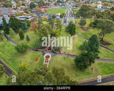 Luftaufnahme eines Aussichtsturms mit Poppet Head in der Mitte der Rosiland Park Gardens in Bendigo im Zentrum von Victoria, Australien. Stockfoto