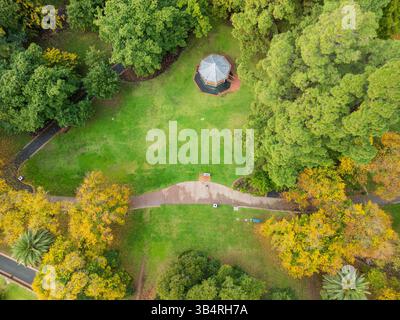 Blick aus der Vogelperspektive auf eine Rotunde inmitten von Bäumen und Parkland im Herzen von Bendigo im Zentrum von Victora, Australien Stockfoto