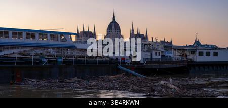 Budapest, Ungarn - 22. September 2024: Die Maut der Natur an der Uferpromenade – Äste und Müll hängen an Schiffen in der Nähe von Ungarns ikonischem Wahrzeichen Stockfoto