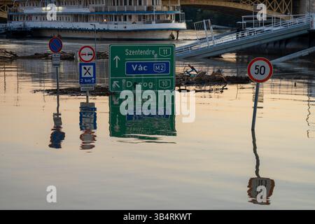 Budapest, Ungarn – 22. September 2024: Untergetauchte Straßenschilder – Hochwasser beansprucht Straßenschilder als stiller Beweis für die Macht der Natur Stockfoto