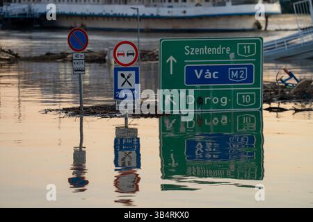 Budapest, Ungarn – 22. September 2024: Untergetauchte Straßenschilder – Hochwasser beansprucht Straßenschilder als stiller Beweis für die Macht der Natur Stockfoto