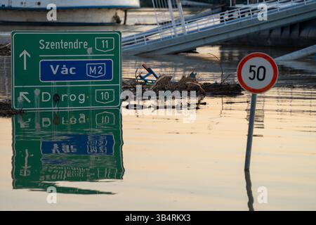 Budapest, Ungarn – 22. September 2024: Untergetauchte Straßenschilder – Hochwasser beansprucht Straßenschilder als stiller Beweis für die Macht der Natur Stockfoto