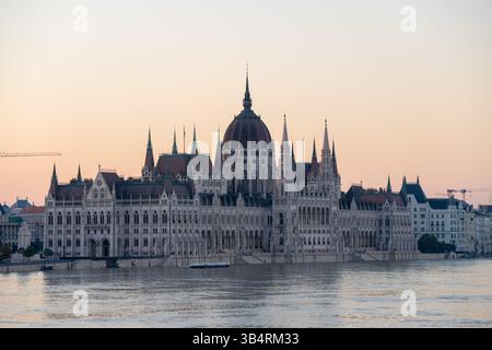 Budapest, Ungarn – 22. September 2024: Parlament gegen die Flut – Budapests Wahrzeichen spiegelt sich in der geschwollenen Donau wider Stockfoto