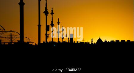 Budapest, Ungarn – 22. September 2024: Die Stadtsilhouette am Morgen – die Skyline der Stadt erhebt sich aus der goldenen Umarmung des Sonnenaufgangs Stockfoto