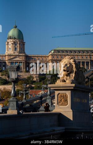Budapest, Ungarn - 22. September 2024: Budaer Burg und Kettenbrücke - Ikonen von Budapest Stockfoto