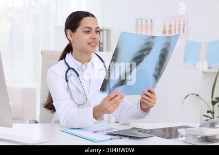 Arzt untersucht MRT-Scan am Schreibtisch im Krankenhaus Stockfoto