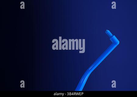 Horizontales Werbebanner. Eine blaue einteilige Plastikzahnbürste auf blauem Hintergrund. Stockfoto