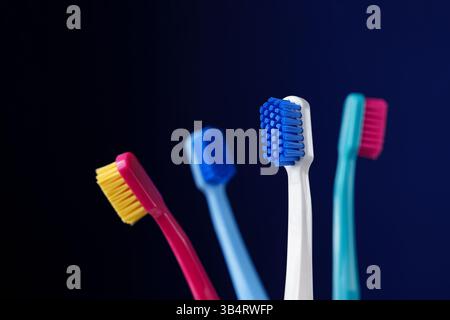 Das zahnärztliche Königskonzept. Platz für Text. Modernes Foto. Bunte Zahnbürsten auf dunkelblauem Hintergrund. Stockfoto