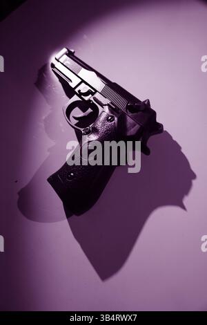 Pistolenpistole künstlerische Fotografie Bucheinband Design. Stockfoto