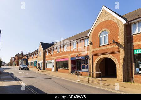 Blick auf Geschäfte und Gebäude in Leiston High Street, Suffolk. UK Stockfoto