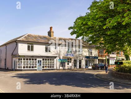 Blick auf Geschäfte und Gebäude in Leiston High Street, Suffolk. UK Stockfoto