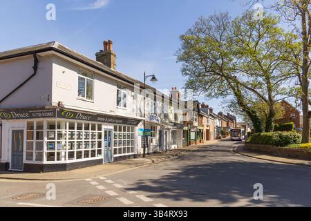 Blick auf Geschäfte und Gebäude in Leiston High Street, Suffolk. UK Stockfoto