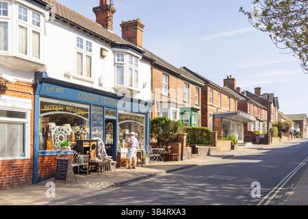 Blick auf Geschäfte und Gebäude in der High Street, Leiston, Suffolk. UK Stockfoto