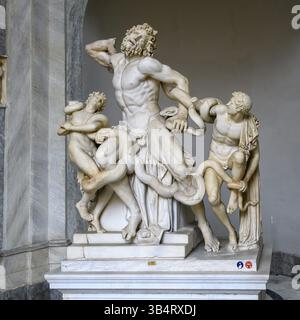 Quadratisches Foto mit Detail ohne Basis Frontalansicht von der Vorderseite der ursprünglichen antiken Marmorskulptur Laocoon Gruppe Priester Laocoon und seine Söhne kämpfen Stockfoto