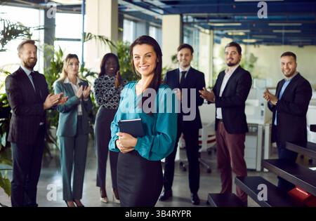 Selbstbewusste Dame, erfolgreicher Business Trainer Coach Leader, vielfältiges Team applaudiert nach der Präsentation Stockfoto