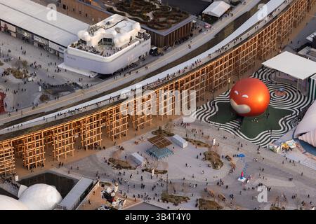 Luftaufnahme der Osaka Expo 2025 Japan, Helikopterblick auf den Sonnenuntergang des Grand Rings und Landpavillons auf der Insel Yumeshimanaka Stockfoto