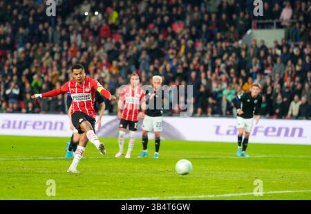 10. März 2022: Cody Gakpo vom PSV Eindhoven verpasst einen Strafstoß während des PSV Eindhoven gegen den FC KÃÂ¸benhavn im Philips Stadium, Eindhoven, Niederlande. Kim Price/CSM.(Kreditbild: © Kim Price/CSM via ZUMA Press Wire) Stockfoto