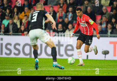 10. März 2022: Cody Gakpo vom PSV Eindhoven kontrolliert den Ball während des PSV Eindhoven gegen FC KÃÂ¸benhavn im Philips Stadium, Eindhoven, Niederlande. Kim Price/CSM.(Kreditbild: © Kim Price/CSM via ZUMA Press Wire) Stockfoto