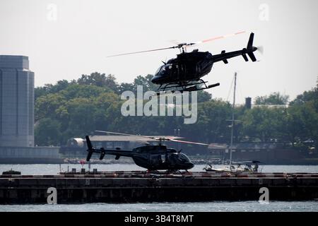 NEW YORK, USA - 28. AUGUST 2024 - Hubschrauber starten und landen für eine Stadtrundfahrt vom Flussdeck aus Stockfoto