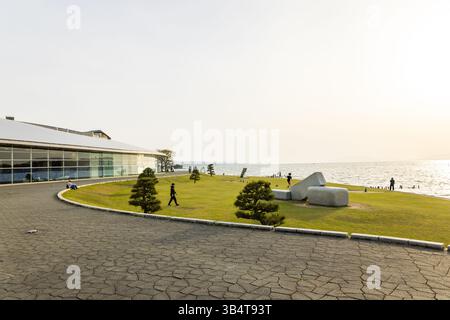 Shimane Art Museum in Matsue, Japan, zeigt Außenarchitektur bei Sonnenuntergang über dem Shinji-See Stockfoto