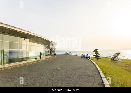Shimane Art Museum in Matsue, Japan, zeigt Außenarchitektur bei Sonnenuntergang über dem Shinji-See Stockfoto