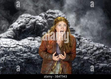 EMBARGO BIS 1630 Uhr DONNERSTAG, 1. MAI 2025 London, UK. April 2025. Dressprobe der neuen Produktion der Walkure von Richard Wagner unter der Regie von Barrie Kosky und unter der Leitung von Antonio Pappano an der Royal Opera, London, UK Opening am Donnerstag, 1. Mai. Im Bild: Natalya Romaniw (Sieglinde) Stockfoto