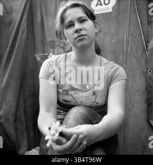 18. Mai 2014, Kiew, Arizona, Ukraine: ANASTASIA zog von der Krim nach Kiew, kurz nachdem die Region im März 2014 von Russland annektiert worden war. Nach Schätzungen des UNHCR im Juni 2014 leben derzeit rund 12.000 Krim-Flüchtlinge in der Ukraine. ANASTASIA, 18, sprach vor dem Zelt, das seit einigen Monaten ihr Zuhause war, darüber, wie schwer es sei, einfach ein normales Leben zu führen. Nachdem sie gerade ihr Studium der Psychologie begonnen hat, fällt es ihr schwer, organisiert zu bleiben und die Arbeit aufrecht zu erhalten, wenn sie außerhalb eines Zeltes lebt. Sie bat darum, den glücklichsten Moment ihres Lebens zu schreiben und begann: â€œFalling in lo-,â€ Stockfoto