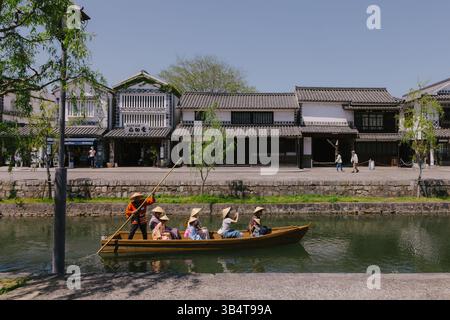 Kurashiki Bikan Historisches Viertel mit Blick auf den Kanal mit Booten Stockfoto