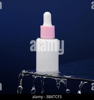 Auf dem blauen Hintergrund steht eine Flasche Serum auf Glas. Tropfen Wasser Tropfen vom Glas. Werbefoto von Kosmetika. Modell. Vorlage. Stockfoto