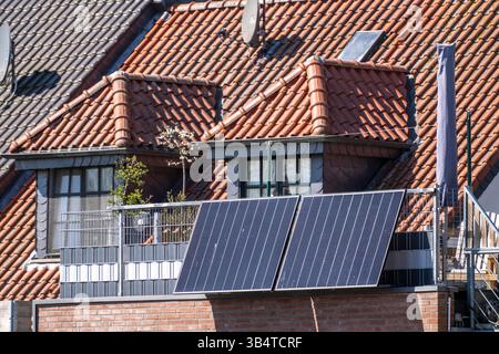 Balkonkraftwerk, Solarmodule auf dem Balkon eines Einfamilienhauses, Solarstrom für den persönlichen Gebrauch oder zur Einspeisung ins Netz, Solarenergie Stockfoto