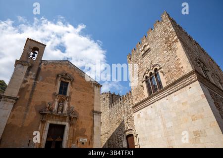 Fassade der Kirche St. Katharina von Alexandria und des Palastes Corvaja in Taormina, Sizilien, Italien Stockfoto