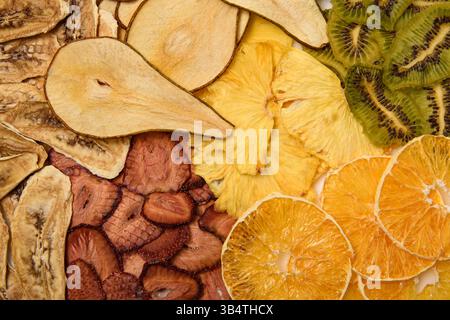 Natürliche und gesunde Snacks. Diätchips aus getrockneten Früchten. Mischung aus getrockneten verschiedenen Früchten. Diätkost. Stockfoto
