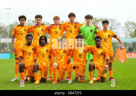 ASSEN, NIEDERLANDE - 6. MAI: Die Mannschaft der Niederlande posiert für ein Teamfoto, oberste Reihe von links nach rechts: Austyn Jones von den Niederlanden U15, Fabian Merien von den Niederlanden U15, Kelvin Neijenhuis von den Niederlanden U15, Sam Roovers von den Niederlanden U15, Kane Aerts von den Niederlanden U15, Ayoub Ouarghi von den Niederlanden U15, erste Reihe von links nach rechts: Jurvain Valentijn aus den Niederlanden U15, Matthew Mparaganda aus den Niederlanden U15, Luka Vieillevoye aus den Niederlanden U15, Jimmi Laarman aus den Niederlanden U15 und Pharell Nash aus den Niederlanden U15 während der Internationalen Freundschaft Stockfoto
