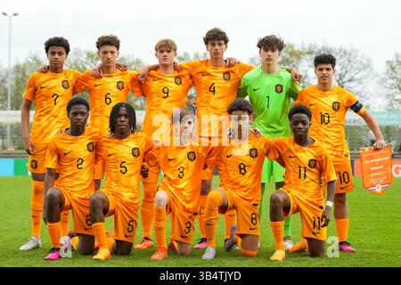 ASSEN, NIEDERLANDE - 6. MAI: Die Mannschaft der Niederlande posiert für ein Teamfoto, oberste Reihe von links nach rechts: Austyn Jones von den Niederlanden U15, Fabian Merien von den Niederlanden U15, Kelvin Neijenhuis von den Niederlanden U15, Sam Roovers von den Niederlanden U15, Kane Aerts von den Niederlanden U15, Ayoub Ouarghi von den Niederlanden U15, erste Reihe von links nach rechts: Jurvain Valentijn aus den Niederlanden U15, Matthew Mparaganda aus den Niederlanden U15, Luka Vieillevoye aus den Niederlanden U15, Jimmi Laarman aus den Niederlanden U15 und Pharell Nash aus den Niederlanden U15 während der Internationalen Freundschaft Stockfoto