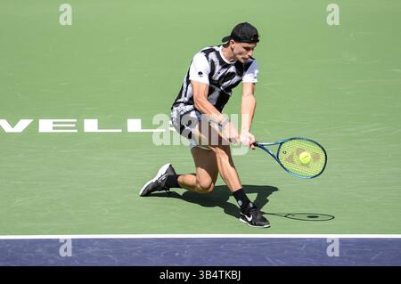 Marton Fucsovics (HUN) besiegt Mackenzie McDonald (USA) 6-7 (11-13), 5-7, bei den BNP Paribas Open, die am 10. März 2022 im Indian Wells Tennis Garden in Indian Wells, Kalifornien gespielt wird: ©Karla Kinne/Tennisclix/CSM(Credit Image: Stockfoto