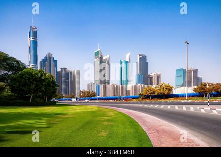 Wolkenkratzer säumen die Zayed Road im Finanzviertel Dubais und präsentieren elegante, moderne Architektur, pulsierende Stadtenergie und urbane Eleganz. Stockfoto