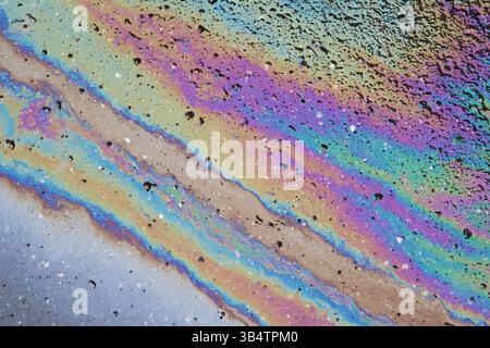 Benzinflecken auf Asphaltstraße, große verschmutzte Pfütze. Stockfoto